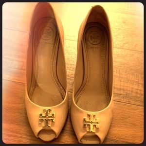 Tory Burch wedge size 4